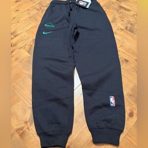 NWT Boston Celtics Nike Team Issue Black Sweatpant / Joggers - Youth Medium